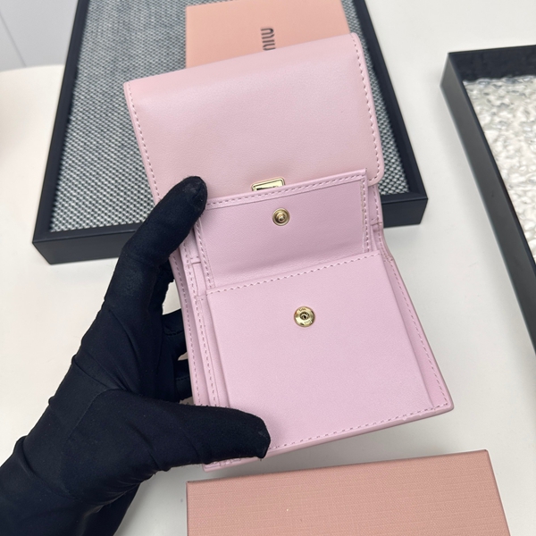 超激安ブランド財布偽物着用イメージ